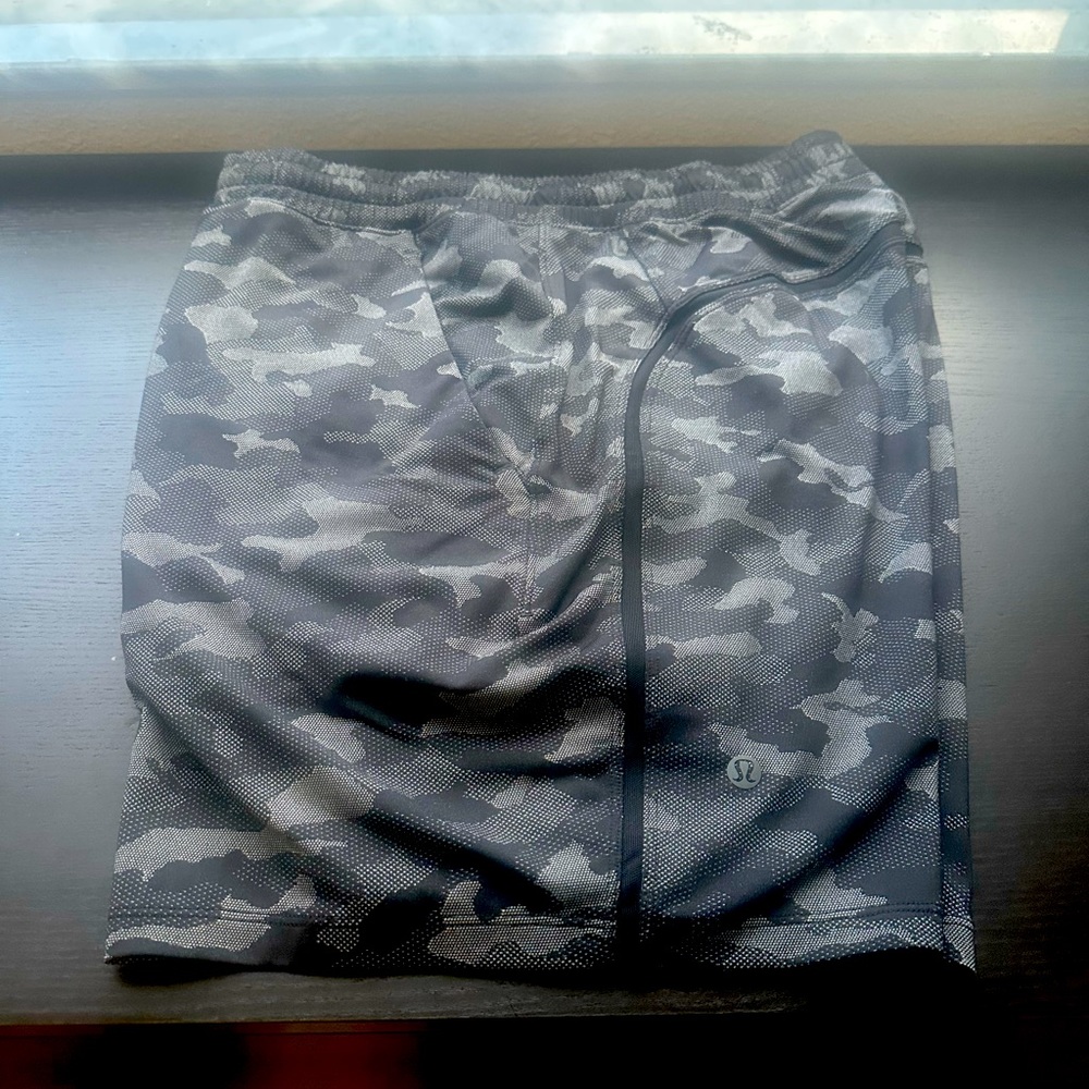 Men’s camo Lululemon shorts